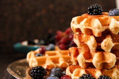 Taze meyveleri ve üzüm rustik ahşap b ile Belçika waffle