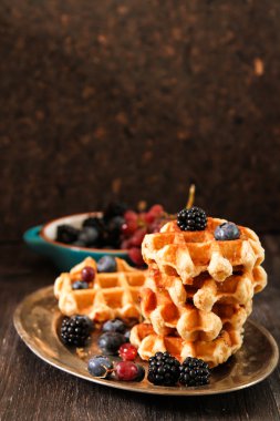 Taze meyveleri ve üzüm rustik ahşap b ile Belçika waffle