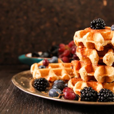 Taze meyveleri ve üzüm rustik ahşap b ile Belçika waffle