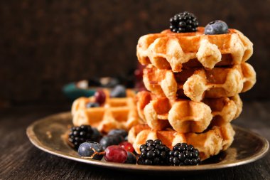 Taze meyveleri ve üzüm rustik ahşap b ile Belçika waffle