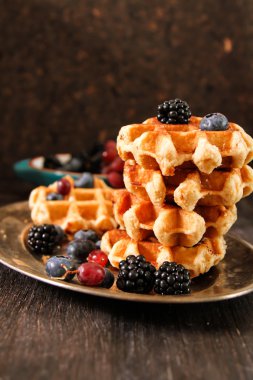 Taze meyveleri ve üzüm rustik ahşap b ile Belçika waffle