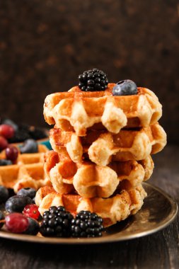 Taze meyveleri ve üzüm rustik ahşap b ile Belçika waffle