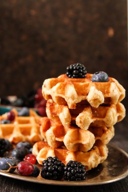 Taze meyveleri ve üzüm rustik ahşap b ile Belçika waffle