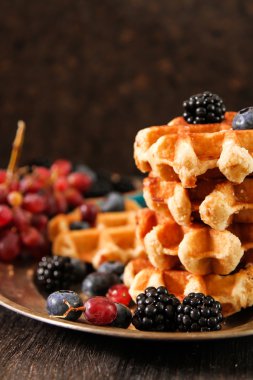 Taze meyveleri ve üzüm rustik ahşap b ile Belçika waffle