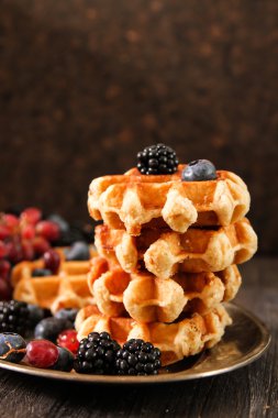 Taze meyveleri ve üzüm rustik ahşap b ile Belçika waffle