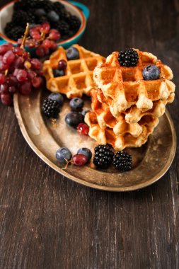 Taze meyveleri ve üzüm rustik ahşap b ile Belçika waffle