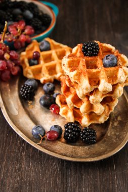 Taze meyveleri ve üzüm rustik ahşap b ile Belçika waffle