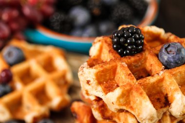 Ev yapımı taze meyveleri ve üzüm ile Belçika waffle Rusti'yi üzerinde