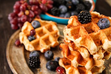 Ev yapımı taze meyveleri ve üzüm ile Belçika waffle Rusti'yi üzerinde