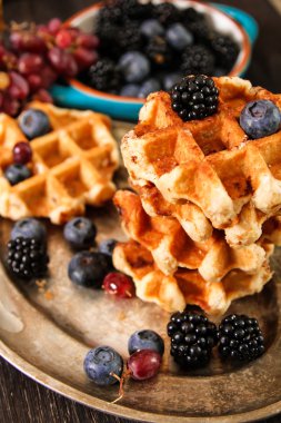 Ev yapımı taze meyveleri ve üzüm ile Belçika waffle Rusti'yi üzerinde