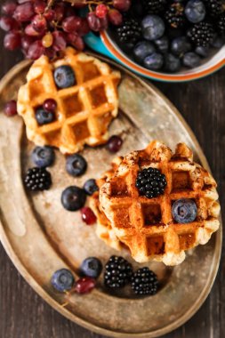 Ev yapımı taze meyveleri ve üzüm ile Belçika waffle Rusti'yi üzerinde