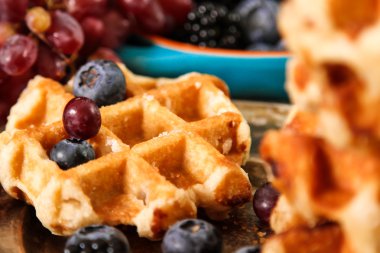 Ev yapımı taze meyveleri ve üzüm ile Belçika waffle Rusti'yi üzerinde