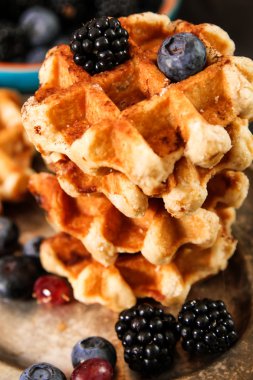 Ev yapımı taze meyveleri ve üzüm ile Belçika waffle Rusti'yi üzerinde