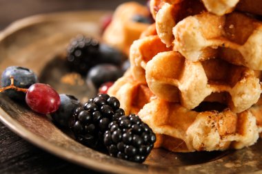 Ev yapımı taze meyveleri ve üzüm ile Belçika waffle Rusti'yi üzerinde