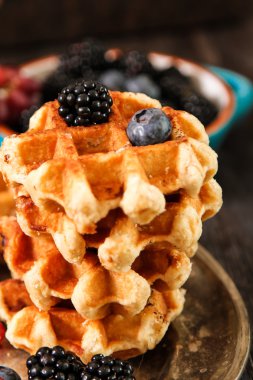 Ev yapımı taze meyveleri ve üzüm ile Belçika waffle Rusti'yi üzerinde