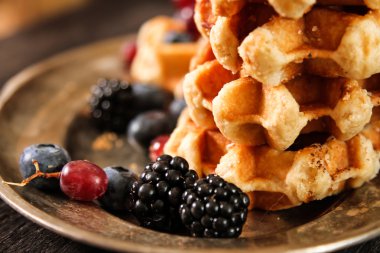 Ev yapımı taze meyveleri ve üzüm ile Belçika waffle Rusti'yi üzerinde