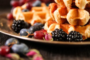 Taze meyveleri ve üzüm rustik ahşap b ile Belçika waffle