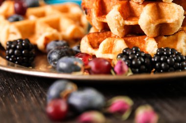 Taze meyveleri ve üzüm rustik ahşap b ile Belçika waffle