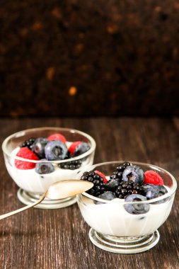 Bütün taze yaban mersini ile beyaz yoğurt hizmet 