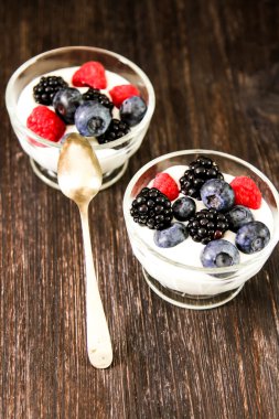 Bütün taze yaban mersini ile beyaz yoğurt hizmet 