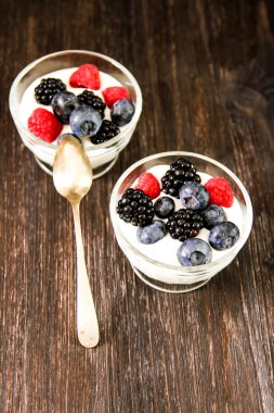 Bütün taze yaban mersini ile beyaz yoğurt hizmet 