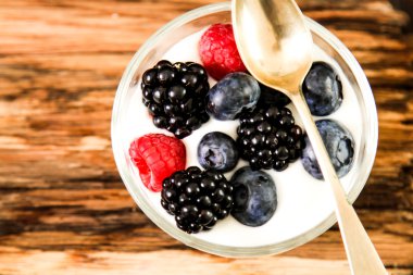 Bütün taze yaban mersini ile beyaz yoğurt hizmet 