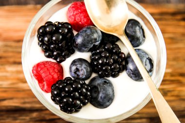 Bütün taze yaban mersini ile beyaz yoğurt hizmet 