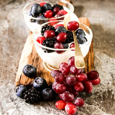 Bütün taze yaban mersini ile beyaz yoğurt hizmet 