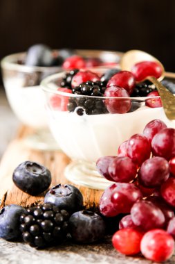 Bütün taze yaban mersini ile beyaz yoğurt hizmet 