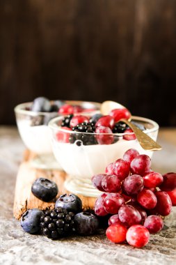 Bütün taze yaban mersini ile beyaz yoğurt hizmet 