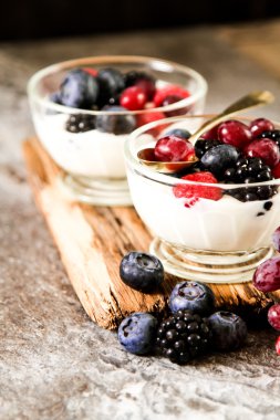 Bütün taze yaban mersini ile beyaz yoğurt hizmet 