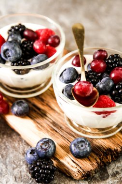 Bütün taze yaban mersini ile beyaz yoğurt hizmet 