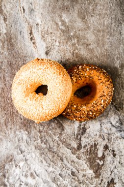 Bir taş zemin üzerine taze simit