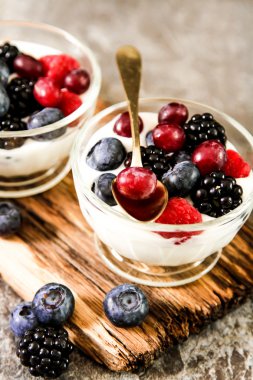 Bütün taze yaban mersini ile beyaz yoğurt hizmet 