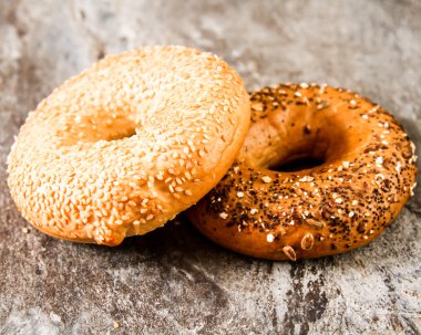 Bir taş zemin üzerine taze simit