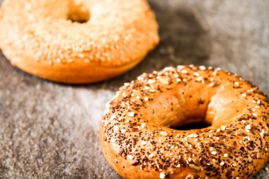 Bir taş zemin üzerine taze simit