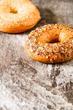 Bir taş zemin üzerine taze simit