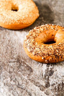 Bir taş zemin üzerine taze simit