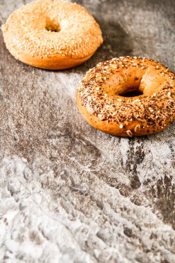 Bir taş zemin üzerine taze simit