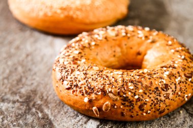 Bir taş zemin üzerine taze simit