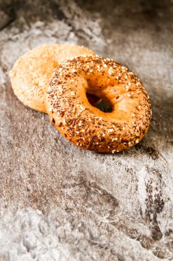 Bir taş zemin üzerine taze simit