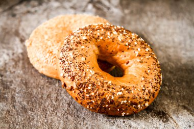 Bir taş zemin üzerine taze simit
