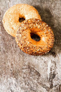 Bir taş zemin üzerine taze simit