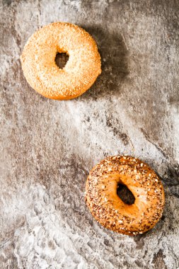 Bir taş zemin üzerine taze simit