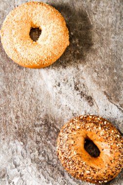 Bir taş zemin üzerine taze simit