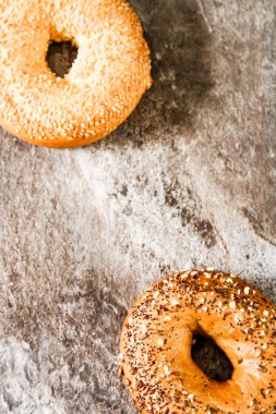 Bir taş zemin üzerine taze simit