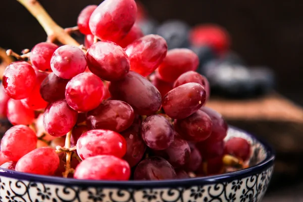 Чорниця і червоний виноград на дерев'яному фоні — стокове фото