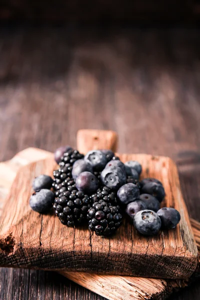 yaban mersini ve ahududu ahşap arka plan üzerinde