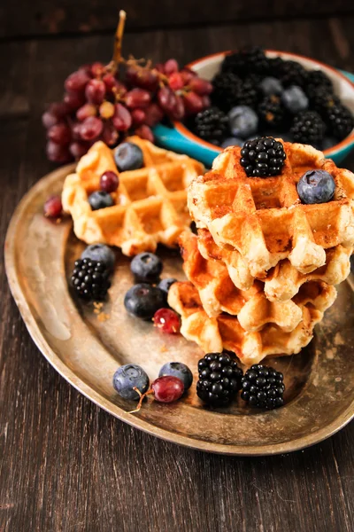 Taze meyveleri ve üzüm rustik ahşap b ile Belçika waffle