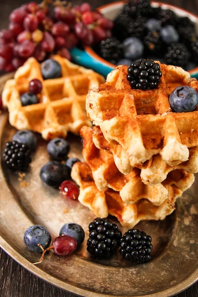 Ev yapımı taze meyveleri ve üzüm ile Belçika waffle Rusti'yi üzerinde